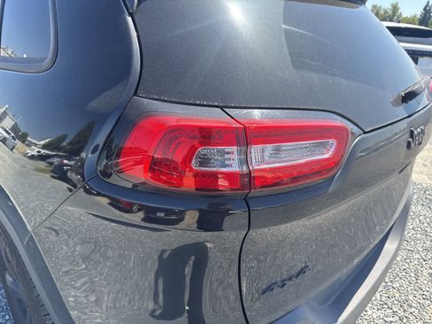 Used 2018 Jeep Cherokee Latitude w/ Altitude Package AWD/4WD image 12