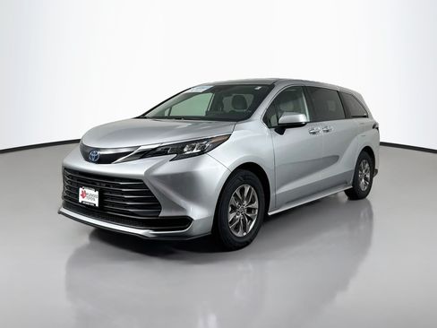 Certified 2025 Toyota Sienna LE FWD image 3