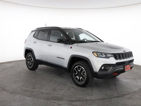 Used 2025 Jeep Compass Trailhawk AWD/4WD image 2