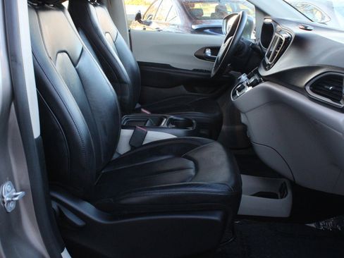 Used 2018 Chrysler Pacifica Touring-L image 36