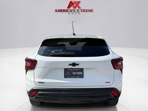 Used 2025 Chevrolet Trax RS w/ Sunroof Package FWD image 5