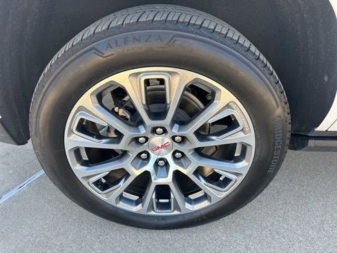 Used 2025 GMC Yukon Denali w/ Denali Reserve Package image 9