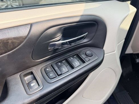 Used 2013 Dodge Grand Caravan SXT FWD image 9