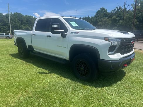 Used 2025 Chevrolet Silverado 2500 ZR2 w/ Technology Package AWD/4WD image 8