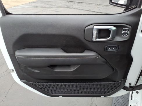 Used 2023 Jeep Wrangler Sahara w/ Cold Weather Group image 17