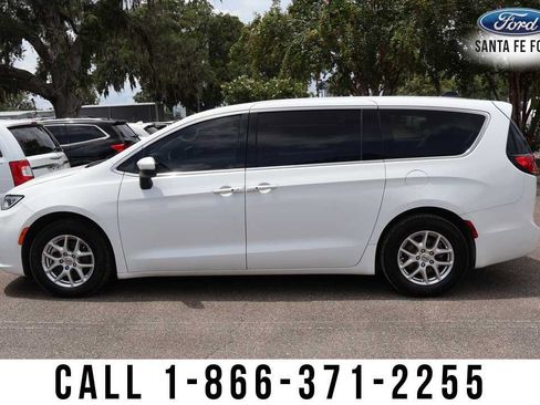 Used 2023 Chrysler Pacifica Touring-L FWD image 3