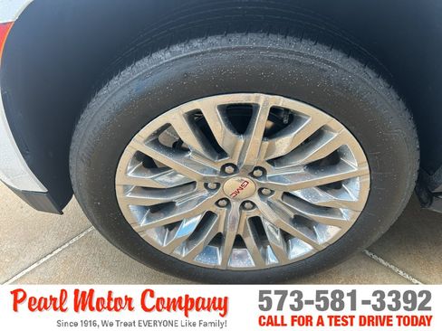 Used 2024 GMC Yukon XL SLT w/ SLT Luxury Package AWD/4WD image 8