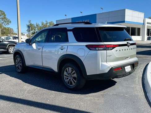 Used 2025 Nissan Pathfinder SV image 8