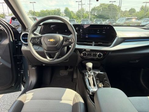 Used 2025 Chevrolet Trax LT FWD image 16