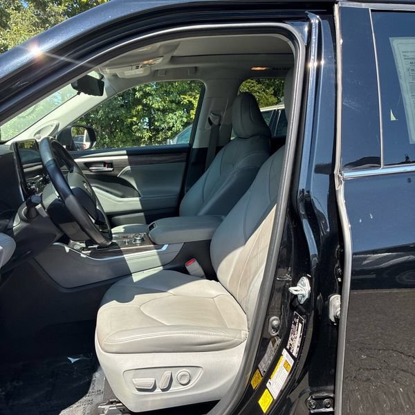 Used 2021 Toyota Highlander Platinum AWD/4WD image 2