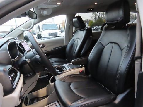Used 2024 Chrysler Pacifica Touring-L image 21