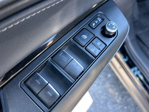 Used 2021 Toyota Venza LE image 15