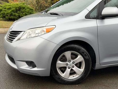 Used 2014 Toyota Sienna LE image 3