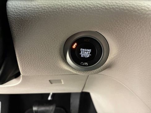 Used 2024 Chrysler Pacifica Select image 24