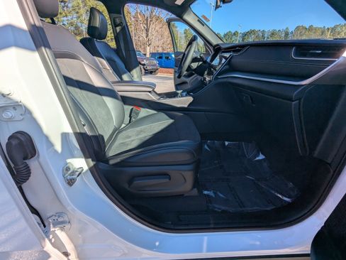 Used 2025 Jeep Grand Cherokee Altitude image 14