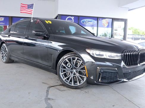Used 2020 BMW 740i w/ Luxury Rear Seating Package RWD image 3