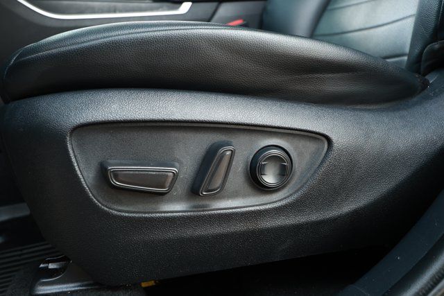 Used 2020 Toyota Highlander XLE AWD/4WD image 25