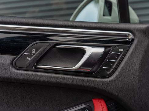 Used 2025 Porsche Macan Turbo image 28