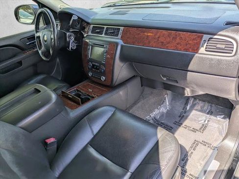 Used 2010 Chevrolet Suburban LTZ RWD image 19