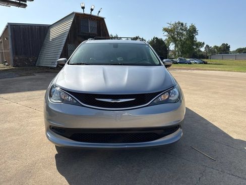 Certified 2021 Chrysler Voyager Lxi FWD image 2