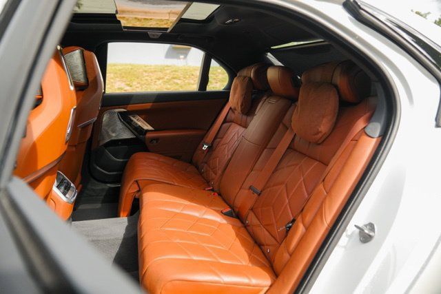 Used 2024 BMW i7 xDrive60 AWD/4WD image 37