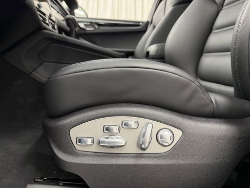 Certified 2026 Porsche Macan AWD/4WD image 32
