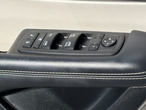 Used 2023 Chrysler Pacifica Touring-L FWD image 18