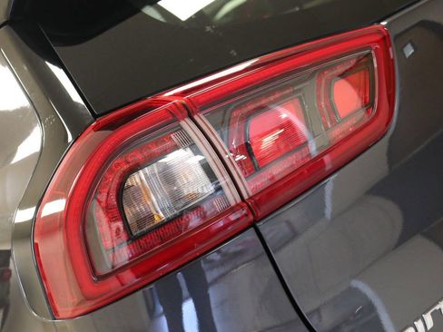 Used 2018 Kia Niro EX Premium image 95