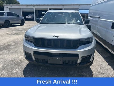 Used 2023 Jeep Grand Cherokee L Laredo RWD image 3