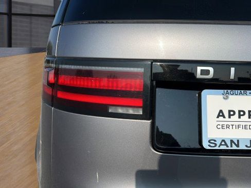 Used 2024 Land Rover Discovery S image 18