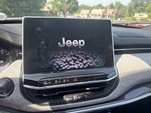 Certified 2024 Jeep Compass Latitude AWD/4WD image 11
