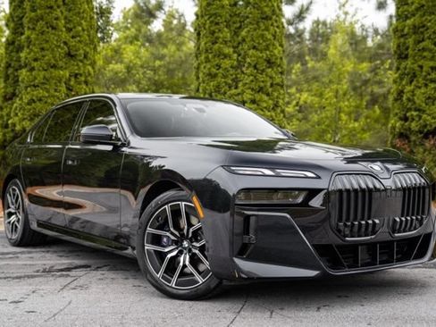 Used 2023 BMW 740i w/ Luxury Rear Seating Package RWD image 5
