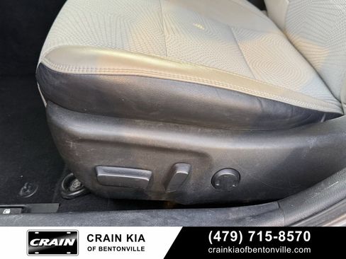 Used 2016 Toyota Camry SE image 19