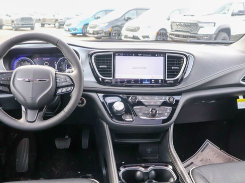 New 2026 Chrysler Pacifica Limited image 18