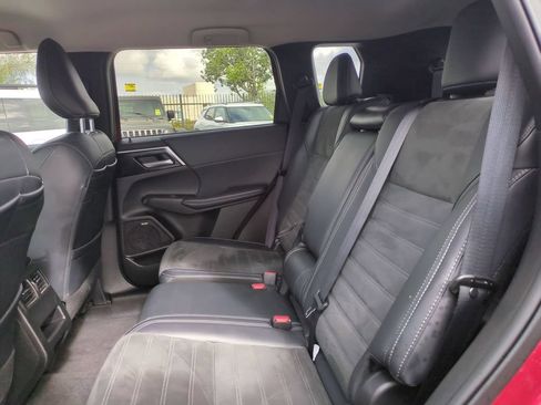 Used 2025 Mitsubishi Outlander SE AWD/4WD image 28
