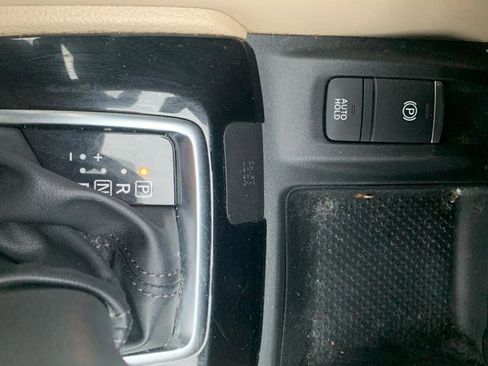 Used 2019 Nissan Rogue SL w/ Premium Package image 16