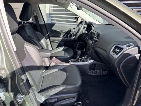 Used 2019 Jeep Compass Latitude image 9