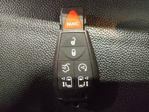 Used 2017 Dodge Grand Caravan SXT image 32