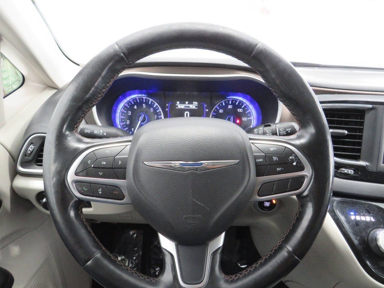 Used 2019 Chrysler Pacifica Touring-L FWD image 18