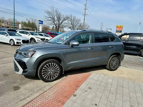 Used 2025 Volkswagen Taos SE image 3