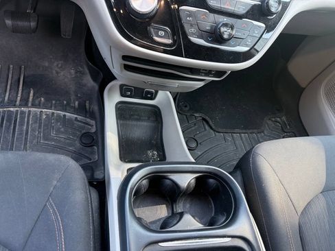 Used 2018 Chrysler Pacifica Touring Plus FWD image 11