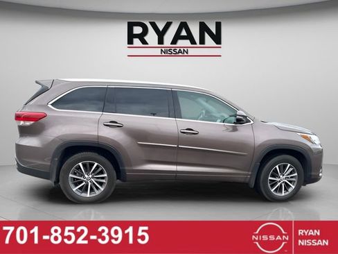 Used 2018 Toyota Highlander XLE AWD/4WD image 4