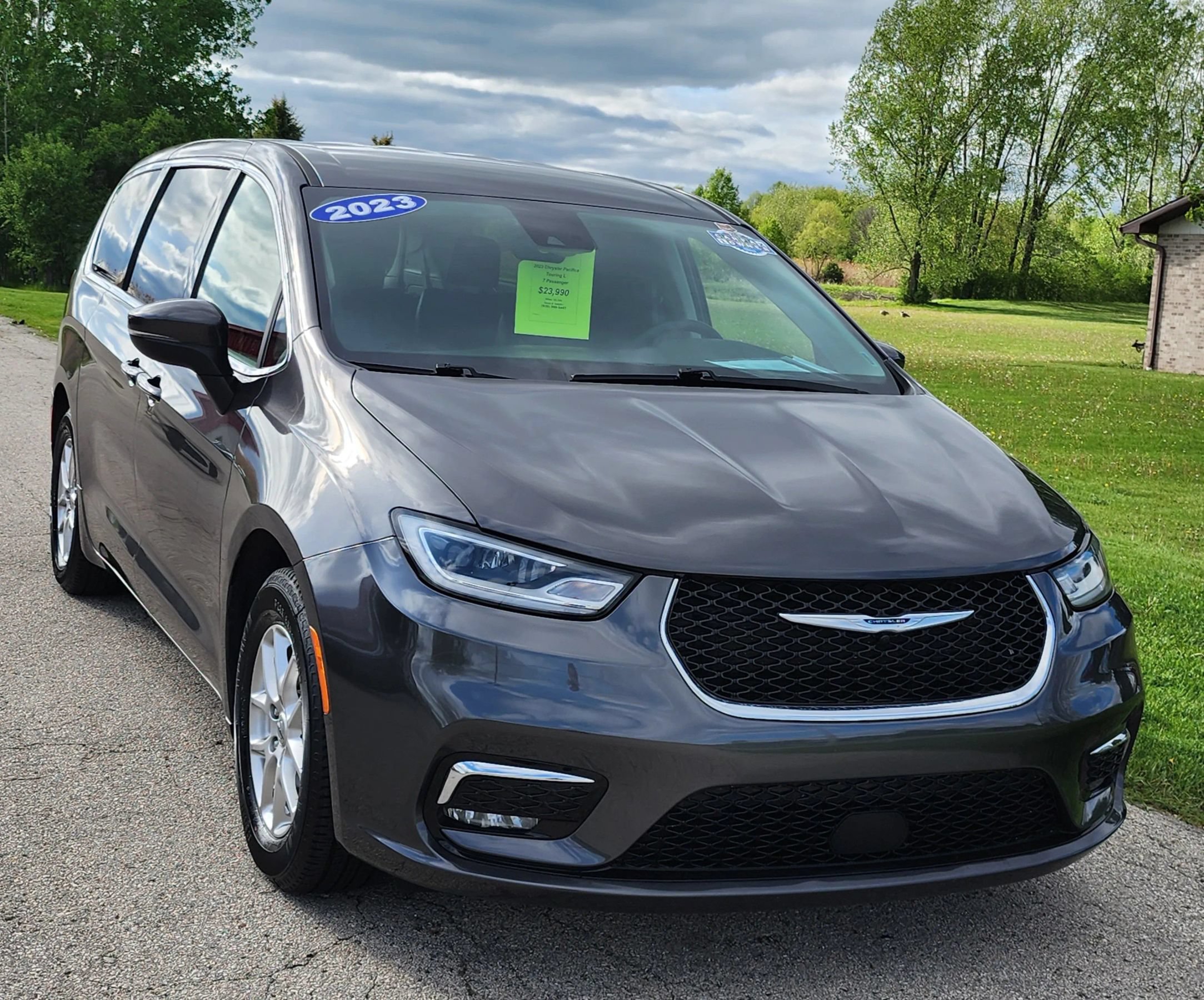 Used 2023 Chrysler Pacifica Touring-L FWD image 5