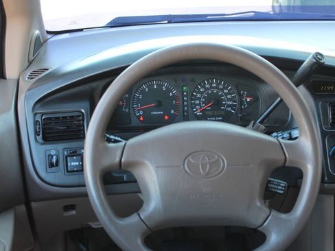 Used 1998 Toyota Sienna LE FWD image 36