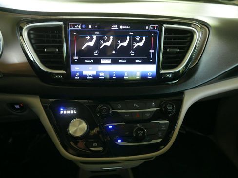 Used 2022 Chrysler Voyager LX FWD image 14