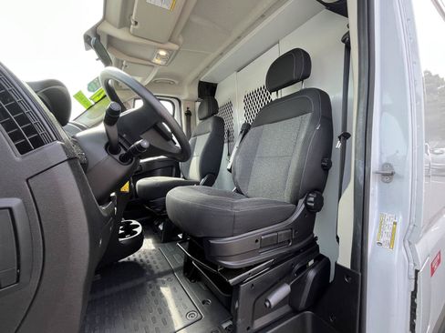 Used 2021 RAM ProMaster 2500 w/ Convenience Group FWD image 5