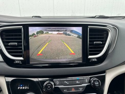 Used 2023 Chrysler Pacifica Touring-L FWD image 40