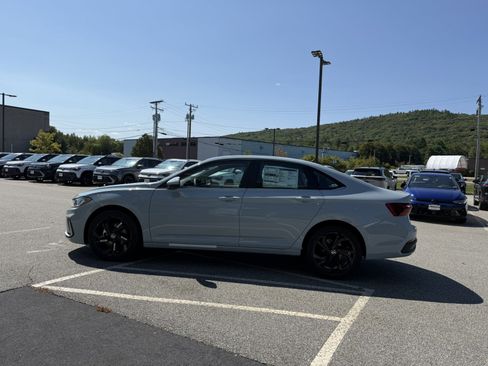 New 2025 Volkswagen Jetta SE image 6