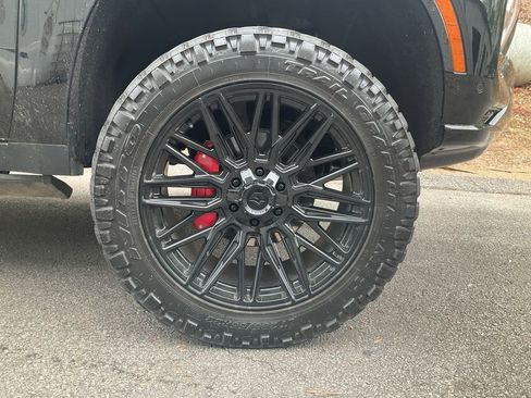 Used 2025 Chevrolet Tahoe Z71 w/ Comfort Package image 10