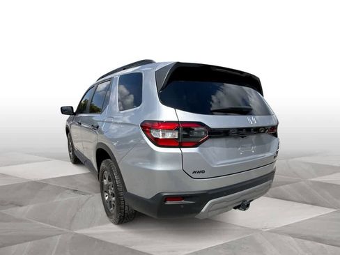 Used 2025 Honda Pilot TrailSport image 6